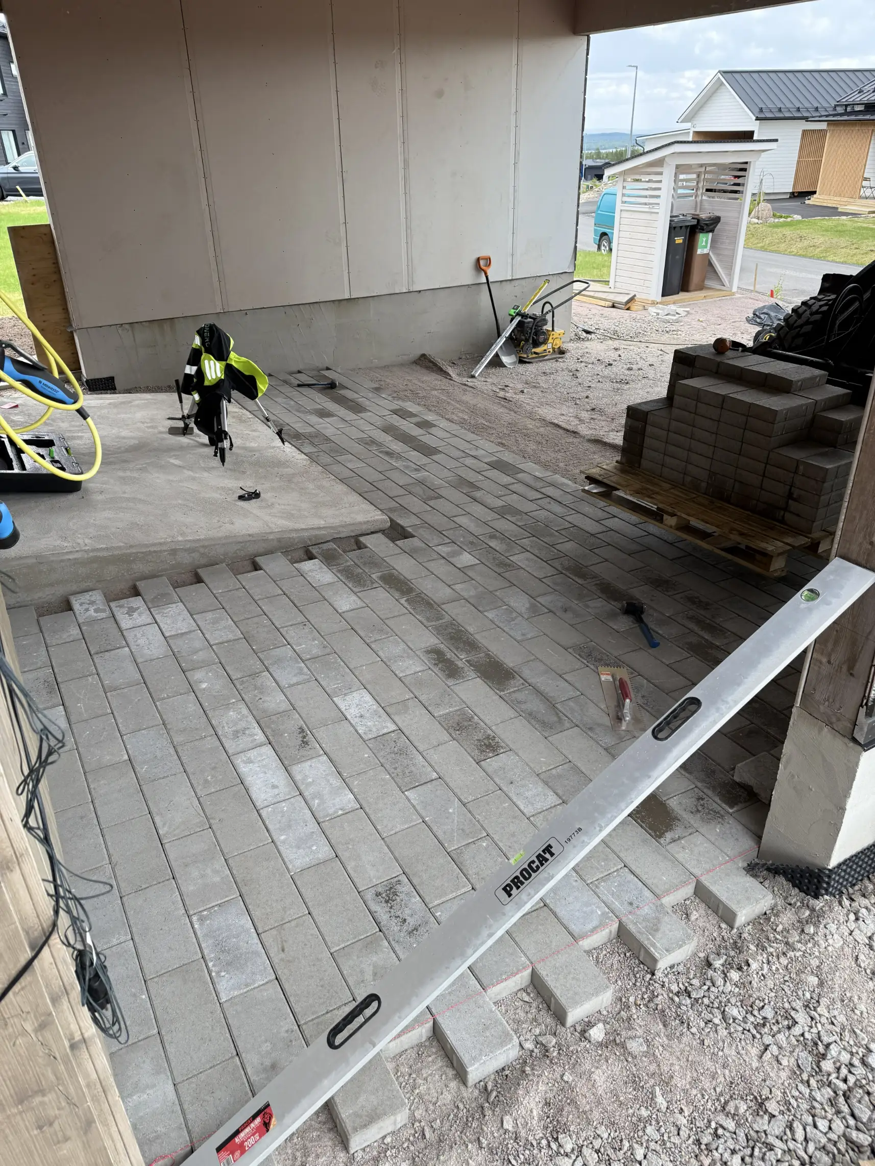 Pihakivet Rovaniemi - Autotallin edustan betoniramppi ja pihan viimeistelytyöt